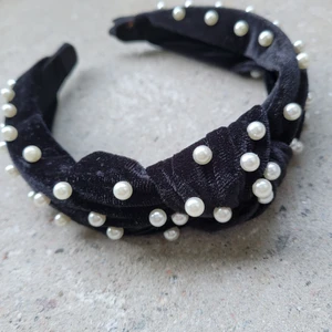 Hårband Svart sammet pärlor - Svart diadem/hårband Sammet m pärlor. Nytt! Aldrig använt tyvärr, för den är väldigt snygg! 