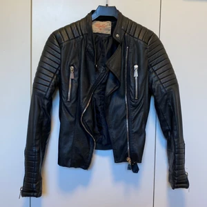 Skinnjacka  - Skinnjacka från Chiquelle som har några förslitningar, se bild 2 & 3😊