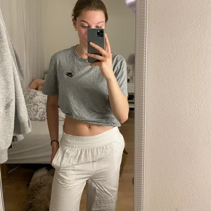 Vita linnebyxor  - Säljer dessa snygga vita linnebyxor från HM då det är för små. Endast använda en gång💕 pris kan diskuteras. 