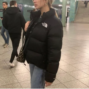 The North Face Retro Nuptse Jacka - Superskön och fin pufferjacka från tnf. Orginalpris: 2795kr. Säljer då jag vill köpa en annan jacka💕 Första bilden lånad av @callmeezzie :) Dm för fler bilder. Inga defekter. Pris kan diskuteras.