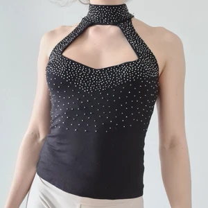 Elegant fest topp med pärlor - Elegant, unik, festtopp med små pärlor som utsmyckar i sensuellt mönster. Väldigt skönt stretchigt tyg, sitter smickrande över brösten & midjan. ✨️ (Passar S eller en liten M)