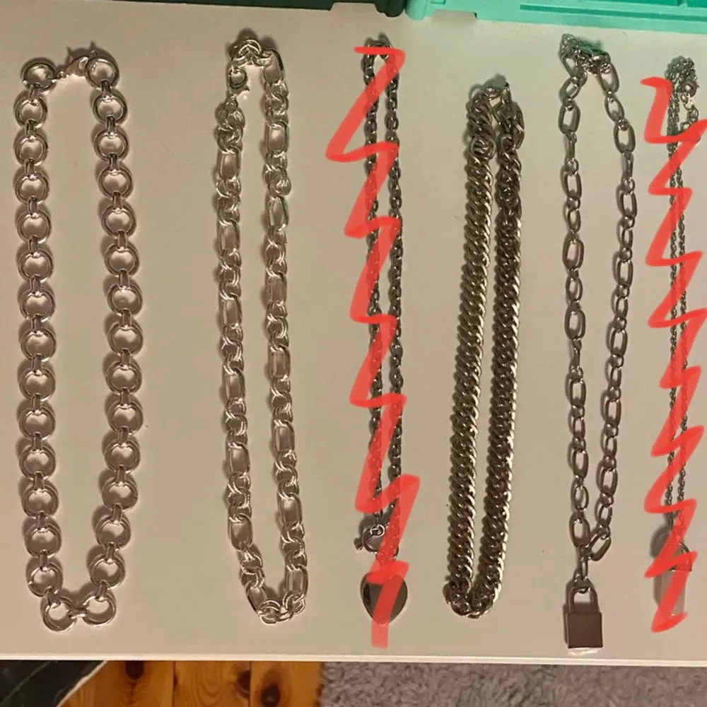 massa silvriga halsband jag köpt på olika ställen! inte fått användning av dem här halsbanden mycket alls :-( 25kr/st, men bjuder på frakten vid köp av flera<3. Accessoarer.