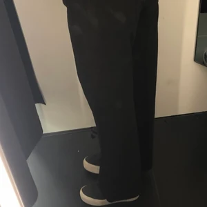 Jeans  - Svarta wide jeans, töjts ut lite men så snygga!!! Köparen står för frakten. Säljer för kan inte ha de längre😭(jag är 180)