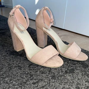 Klackskor ljusrosa - Använda fåtal gånger men är i ok skick. Storlek 38