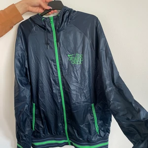 Vintage Adidasjacka - Oanvänd jacka i stolek L. Priset kan diskuteras i snabbäffär.