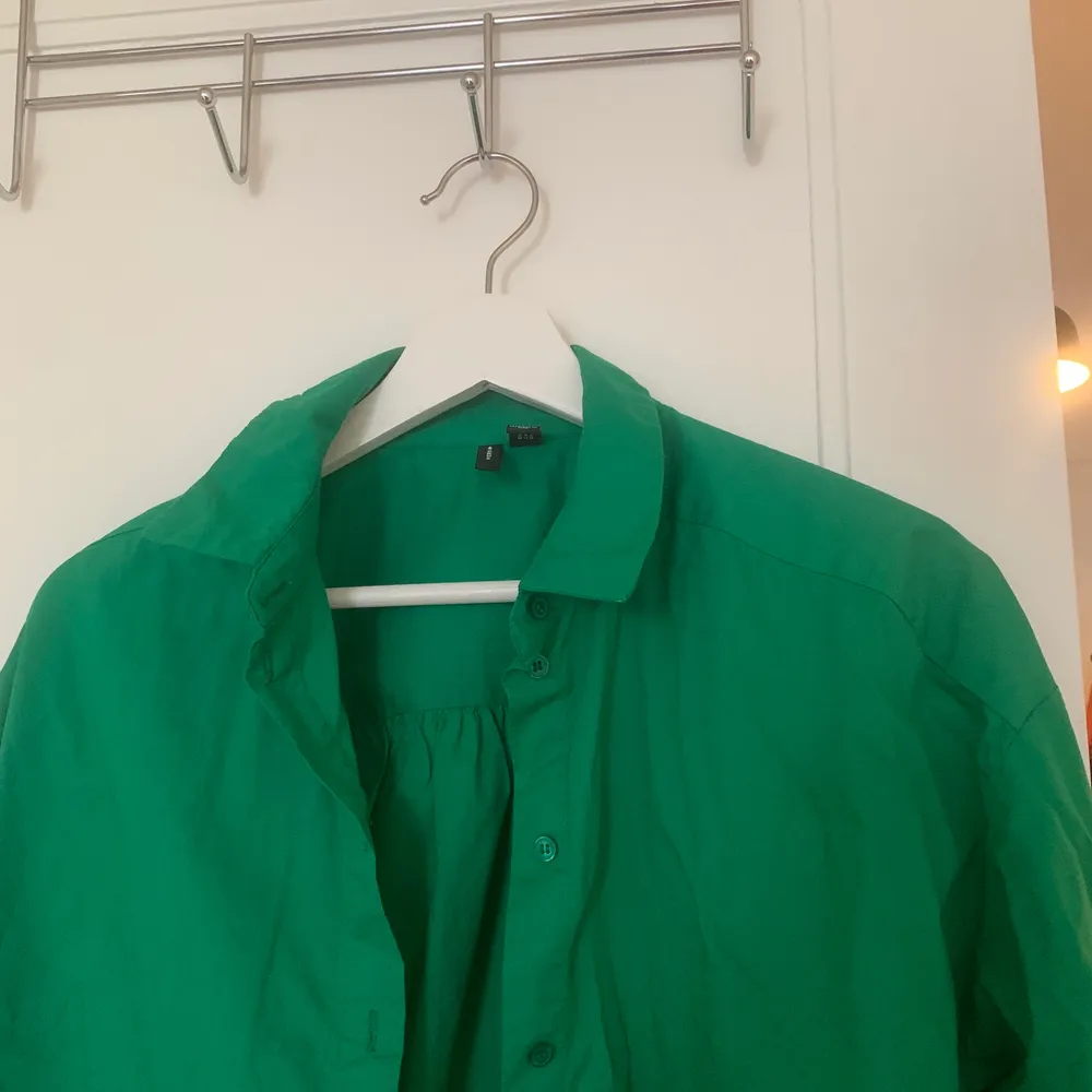Nyköp från vero moda! Grön skjorta storlek xs men passar S också🌸. Skjortor.