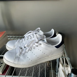 Stan smith sneakers  - Stan smith skor med mörkblått där bak, de är som nya👍🏻 Storlek 41 1/3