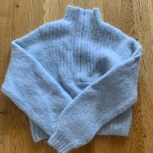 Stickad weekday tröja - Stickad tröja från weekday i ljusblått, sitter lite oversized