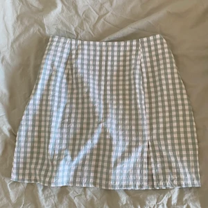 Rutig kjol  - Fin oanvänd sommarkjol från shein. Storlek XS men passar även S. Den har en slits på sidan🤍