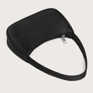 Oanvänd handväska - Oanvänd trendig handväska. Simpel men snygg och passar till allt men tyvärr har jag alldeles för många väskor redan. Måtten syns på sista bilden.