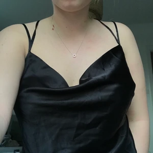 Festtopp  - Superfin topp i satin, använd en gång! Skriv pm om du är intresserad