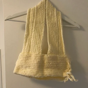 virkad topp - virkad beige topp. storlek S/M 🤍 man knyter på sidan, så man kan anpassa storleken själv.