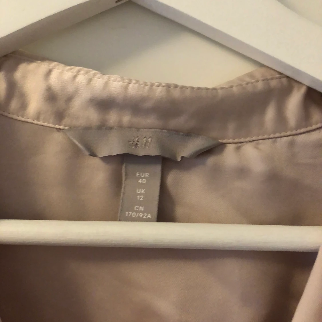 champagnefärgad skjorta från H&M - 90