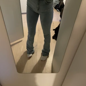 Butcut jeans från asos - Storlek 26, ungefär som en 34/36