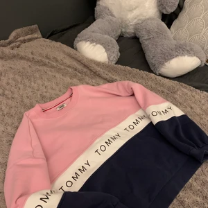 Tommy Hilfiger sweatshirt  - Oversize sweatshirt (storlek L). Nyskick.