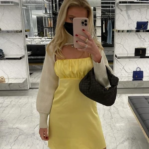 Tröja från Zara - Säljer denna superpopulära tröja (polo med ärmar) från zara i en superfin ljusbeige stickat material. Hur härligt som helst och snygg till både klänning och topp. Kommer tyvärr ej till användning. Bra skick 🥰🥰🥰