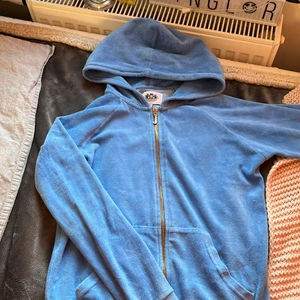 Juicy couture  - Klar blå juciy couture tröja, använd ett flertal gånger men är fortfarande i bra skick. Säljer pågrund av att den är förliten, storleken är 10 men passar är pågränsen för förliten på mig som är xs/s. Frakt tillkommer EJ!💙💙