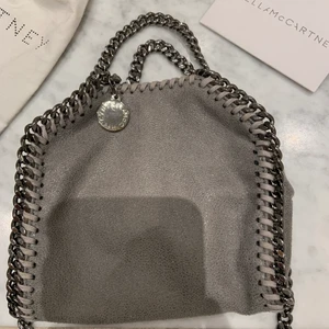 Stella McCartney falabella bag tiny - Säljer min Stella McCartney väska för att den tyvärr inte kommer till användning💘 Den är i storlek tiny och äktahetsbevis och dustbag medföljer💖 Väskan är köpt på miinto i höstas, men den är sparsamt använd och är i ett toppen bra skick utan defekter! Den köptes för 6000 och jag säljer den för 3500💝 DM om du är intresserad över att köpa väskan, har frågor om väskan, eller om du behöver fler bilder på väskan!⚡️Fraktar, köparen står för frakten och står inte för postens slarv🌸