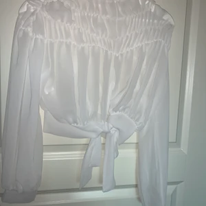 Blus str S - Knuten blus från bikbok passar både XS & S. Oanvänd 