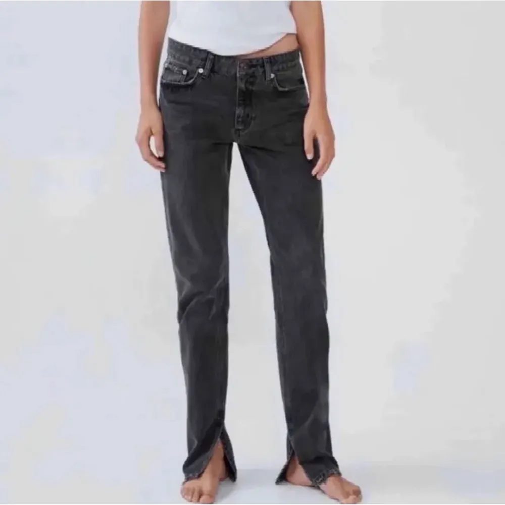 Slitsjeans Low/midrise från zara, köpare står för frakt, kontakta vid intresse!. Jeans & Byxor.