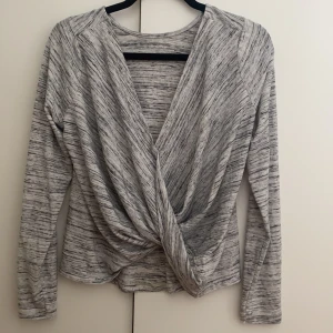 Grå öppenrygg tröja  - Fint skick och material i stretch. Öppenrygg som ligger jättefint då baksidan är kortare än framsidan.Storlek S