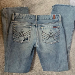 Jeans - Lågmidjade bootcut jeans från 7 for all mankind. Kollar endast vad jag kan få för bud och säljer vid bra bud! Midjemåttet tvärs över är ca 39cm och innerbenslängden ca 80💞 !