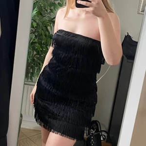 Volang klänning strl S  - Svart volang klänning i strl S, jag är 166cm lång och den passar perfekt på mig som en kort klänning. Använt ett fåtal gånger men inget tecken på användning. 🖤🖤