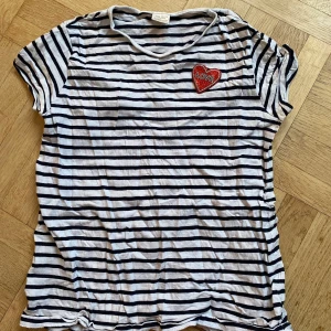 Randig tröja  - Randig tröja med texten love