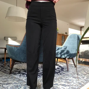 Kostymbyxor Bik Bok - Jättefina kostymbyxor från Bik Bok i storlek S men passar även en M. De är nästan som nya och sitter snyggt. Skriv för fler bilder. Kan mötas upp, annars tillkommer frakt!! Valfri fraktmetod med postnord.