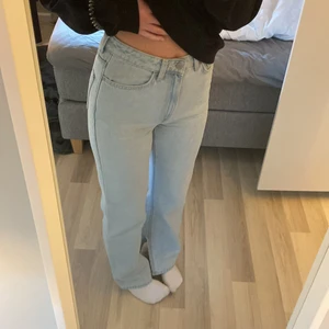 Weekday jeans - Jättefina weekday jeans med slits, knappt använda. Säljer då de blivit för små!☺️ frakt tillkommer 