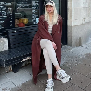 KAPPA - Brun/vinrödaktig kappa i storlek 36. Endast använd på bilden. 