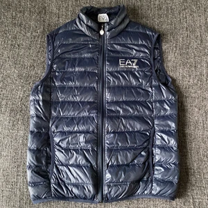 Armani väst storlek L - Tjabba! Säljer min Armani väst då jag har vuxit ur den helt enkelt, skicket är utmärkt, ser ny ut lättare sagt. Jag är 177cm välbyggd därmed blir västen lite för liten, funkar egentligen som unisex också. hör av dig vid intresse!