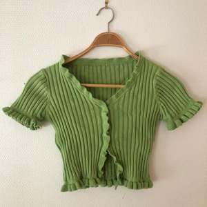 Grön ribbad croptop - Grön ribbad croptopp från Shein. Storlek M men passar nog även S och L beroende på hur man vill att den ska sitta då den är ganska stretchig. Tveka inte att skicka privat vid någon fundering eller om du vill ha någon mer bild på plagget!!🤍