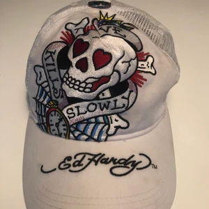 ED HARDY KEPS!  - Cool vit ed hardy keps! Ganska väl änvänd men bra skick! 