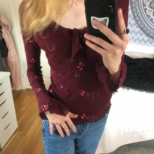 Röd meshtröja - Vinröd långärmad tröja med detaljer av blommor 🙏🏻🙏🏻