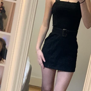 Kort klänning i demin, skärp ingår - Säljer denna då den är för kort för mig, aldrig använd. Köpt på H&M divided 