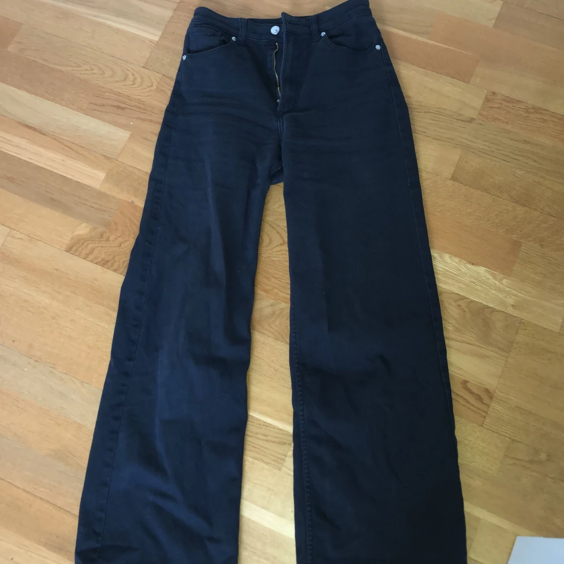 Svarta vida jeans  - 90