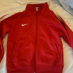 Nike kofta röd storlek (128-137 cm 8-10 år)