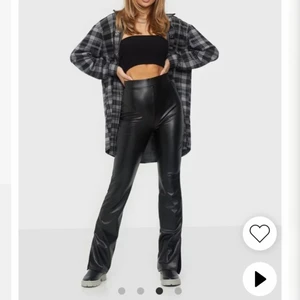 Skinnbyxor - Säljer mina fina skinbyxor från Nelly💕💕💕 de har slits och är i storlek xs. Säljer då de inte kommer till användning! Köpta för 399kr jag har sytt upp dom då de var för långa så slitsen är egentligen längre, men jag tar bort det jag sytt innan de skickas💕💕💕