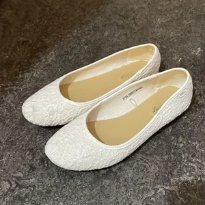 Skor - Säljer dessa ”skor” då dem inte passar mig längre, de är använda 2 ggr och är i storlek 37, säljer dem för 70kr. Skriv till mig om ni är intresserade, köparen betalar frakten.