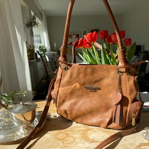 Söt brun vintage väska  - En mycket rymlig vintage väska, inga defekter och gjort av bra och hållbart material vilket förväntas utav detta märke
