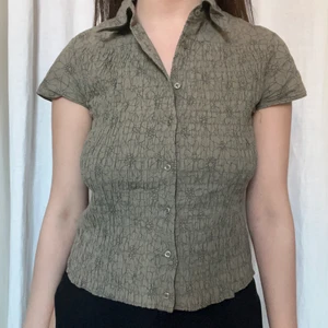 khaki topp skjorta  - storlek: passar s och m. möts upp i stockholm eller fraktar 💌