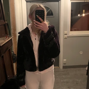 Pälsjacka nakd  - Skitsnygg pälsjacka från nakd, går ej att köpa längre, nypris 1000kr 💗