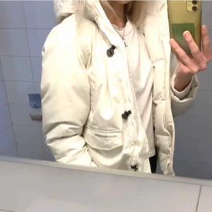 Vinterjacka - Bomberjacka till vintern från Nw equipment, storlek XL men något mindre och mer av en M-L, första bilden är lånsd på en liknande i passform o utseende! Fuskpälsen är avtagbar