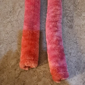 Fluff till grima  - En rosa grima köpt på hööks. Sparsamt använd. Nos fluffet har kardborreband så det går att öppna. ❤️ 