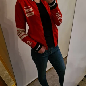 Svea bomberjacka  - Röd/flerfärgad, aldrig använd