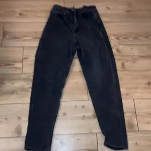 Från Hm. Ett par mom jeans. Svart/gråa byxor. Storlek 38 men passar på 36/34 också. Lite kortare än vanliga  hm jeans. Lite för långa för mig som är 1,57 cm lång. Halvår gamla ungefär. Inte så använda för det har inte varit min stil. Men bra skick! Frakten kan diskuteras ( frakten som står gills inte )!!