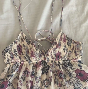 Zara topp - Säljer min jättepopulära zara topp, använd två gånger den är som helt ny. Vid frågor eller fler bilder kom privat. Pris kan diskuteras och köpare står för frakt!💖❤️ budgivning är på!