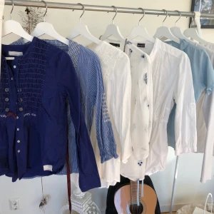 Springtime🌼 Överdelar till salu stl s/m - Blåvita Överdelar till salu stl s/m🌼👚.                                    Blå Odd Molly fina detaljer knytband bak 100kr🧵 Culture blus randig rutig 75kr🧵 Gräddvit top spets upptill delad baktill 50kr🧵 Trafaluc tunn topp vit blå blommor silverdetaljer 100k