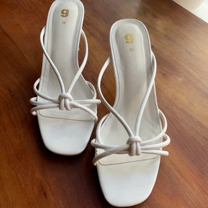 Vita klackar - Superfina klackar från Gina med låg klack! Knappt använda. Perfekta till student, bal eller i sommar :) storlek 39